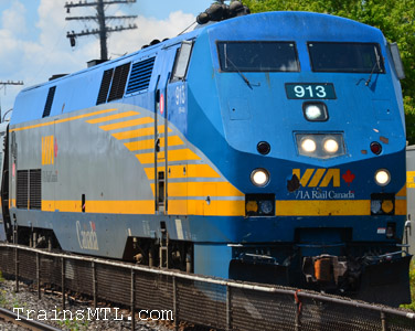 Locomotive VIA913 right side / coté droit